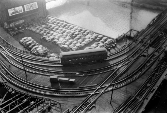 Stanley_Kubrick,_'L'_elevated_railway,_Chicago,_Illinois,_1949