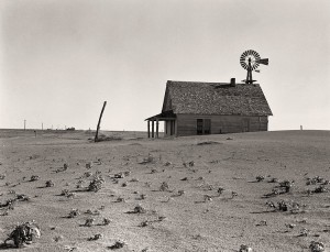 Scene della siccità. Una fattoria invasa dalla sabbia. Coldwater District, a nord di  Dalhart, Texas. Questa casa è ancora occupata ma la maggior parte delle fattorie è stata abbandonata.