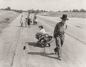 Famiglia in cammino lungo la superstrada. Partiti da Idabel (Oklahoma): 5 figli. Il padre, malato ai polmoni, non trova lavoro anche per le sue condizioni di salute. -1936