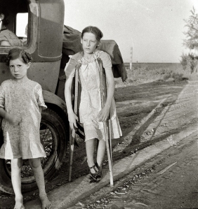 "Bambini di Oklahoma, migranti a causa della siccità, sull'autostrada vicino a Bakersfield, California. Famiglia di sei persone: senza riparo, nè cibo, nè soldi e con la benzina ormai esaurita. La bambina è malata di tubercolosi ossea", giugno 1935