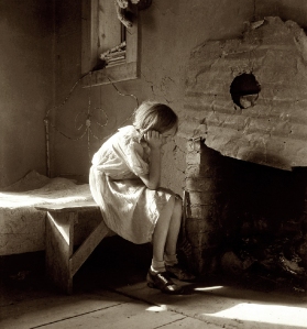 "Bambina di una fattoria riadattata ad abitazione. Da Taos Junction del progetto Bosque Farms , New Mexico", dic. 1935