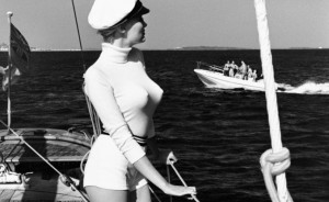 winnie-al-largo-della-costa-di-cannes-1975-dalla-serie-white-womenorig_main